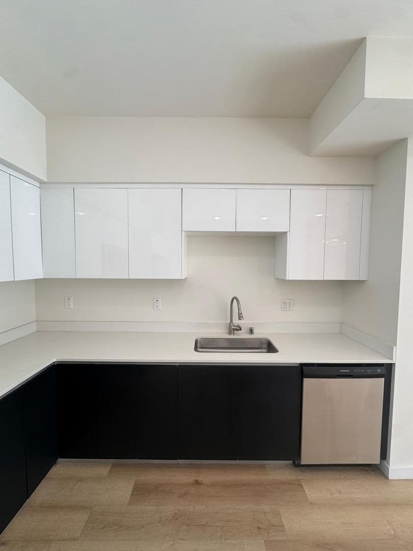 North Hollywood Apartment: 5252 Willowcrest Ave