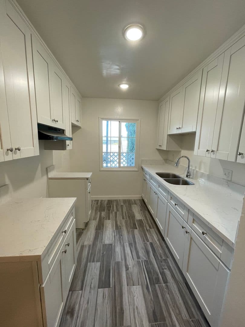 Los Angeles Apartment: 5853 Lexington Ave.