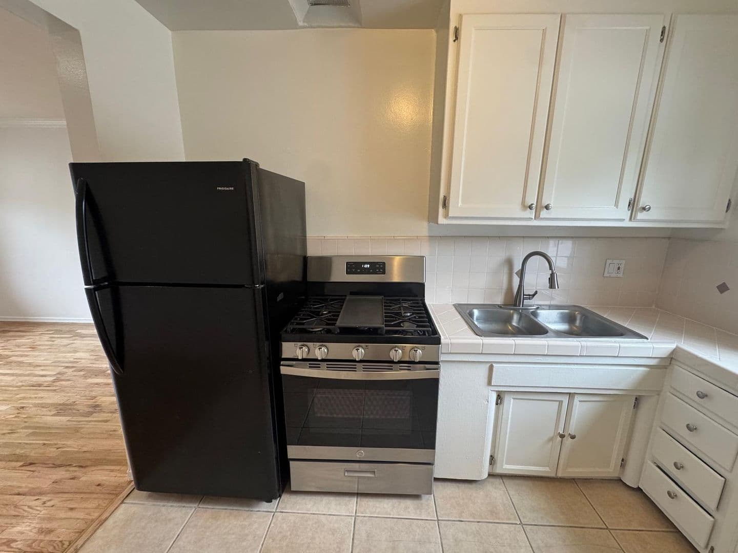 Los Angeles Apartment: 3025 Perlita Ave.