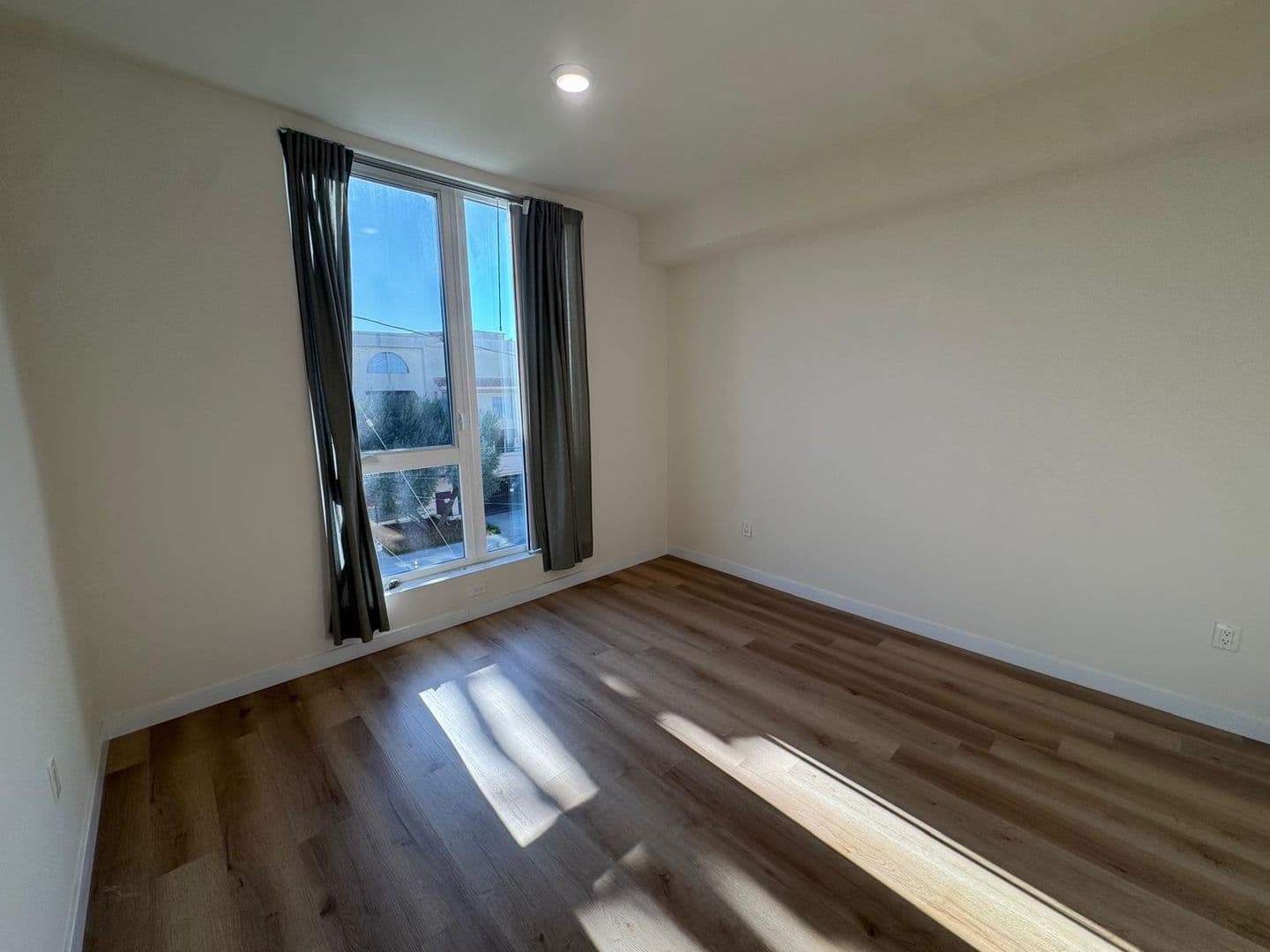 North Hollywood Apartment: 5252 Willowcrest Ave