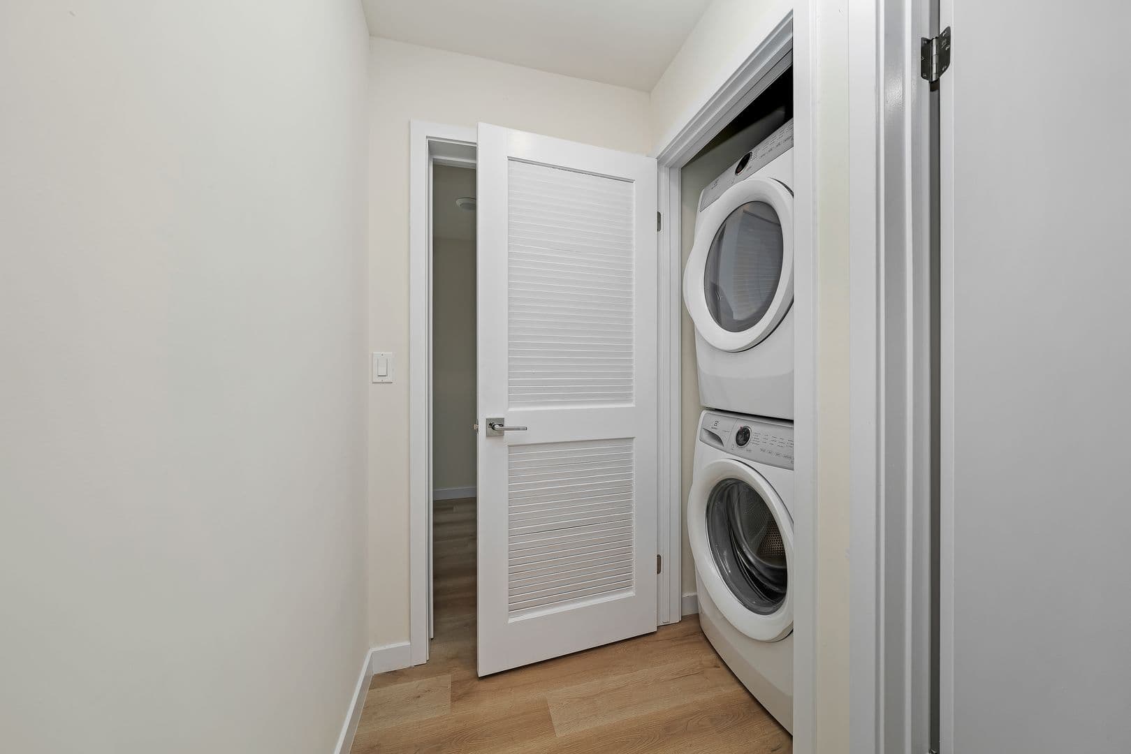 North Hollywood Apartment: 5252 Willowcrest Ave