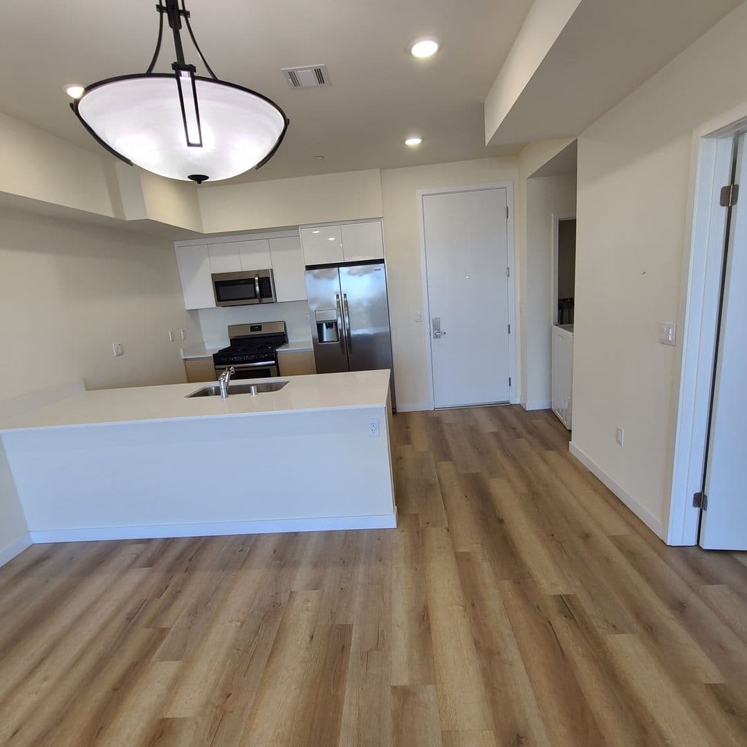 North Hollywood Apartment: 5252 Willowcrest Ave