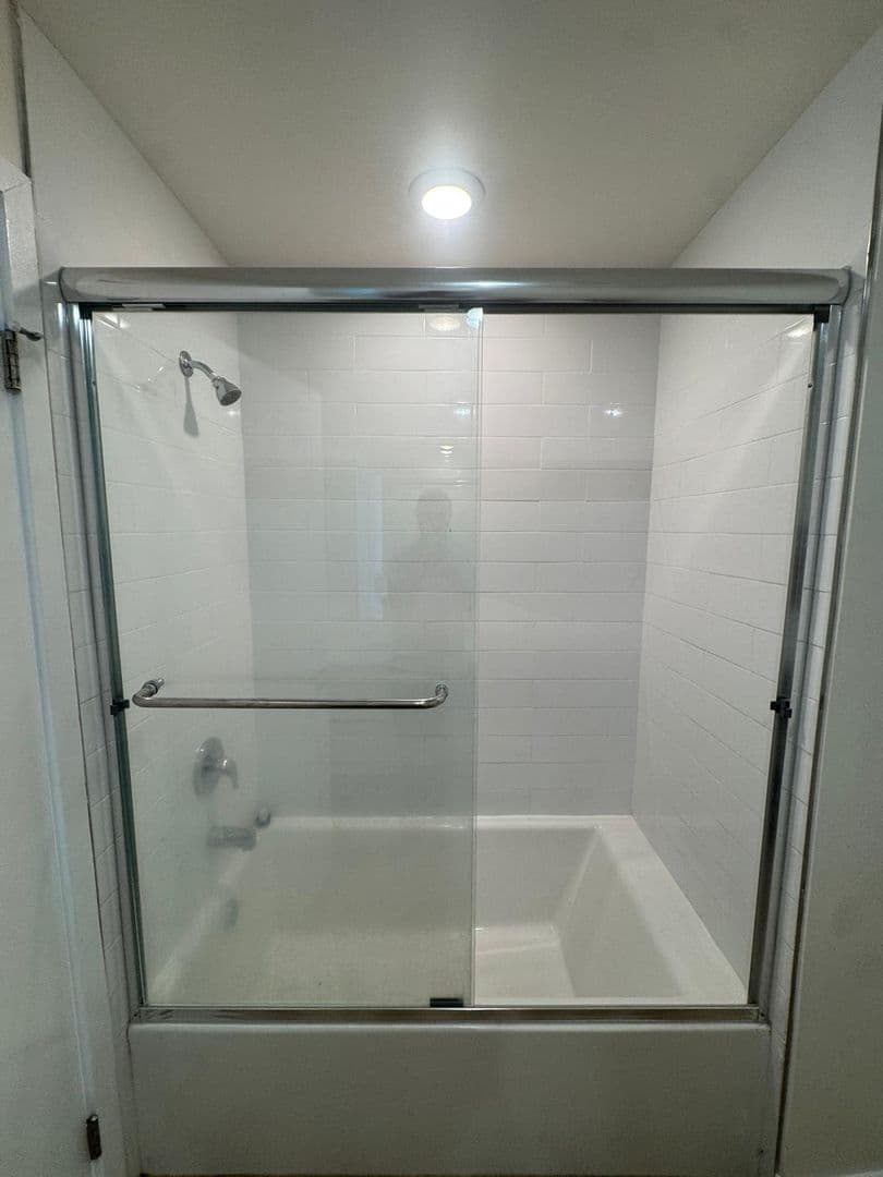North Hollywood Apartment: 5252 Willowcrest Ave