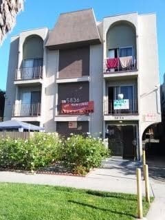 Los Angeles Apartment: 5836 Harold Way