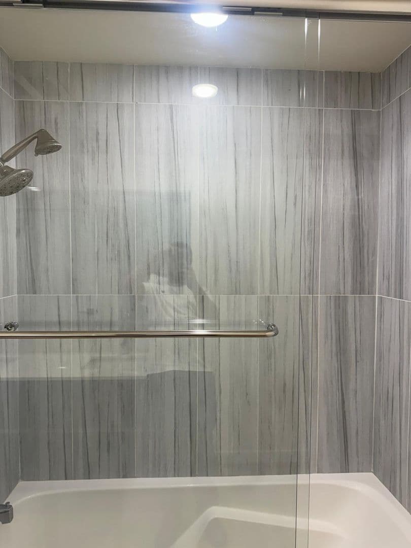 North Hollywood Apartment: 5252 Willowcrest Ave