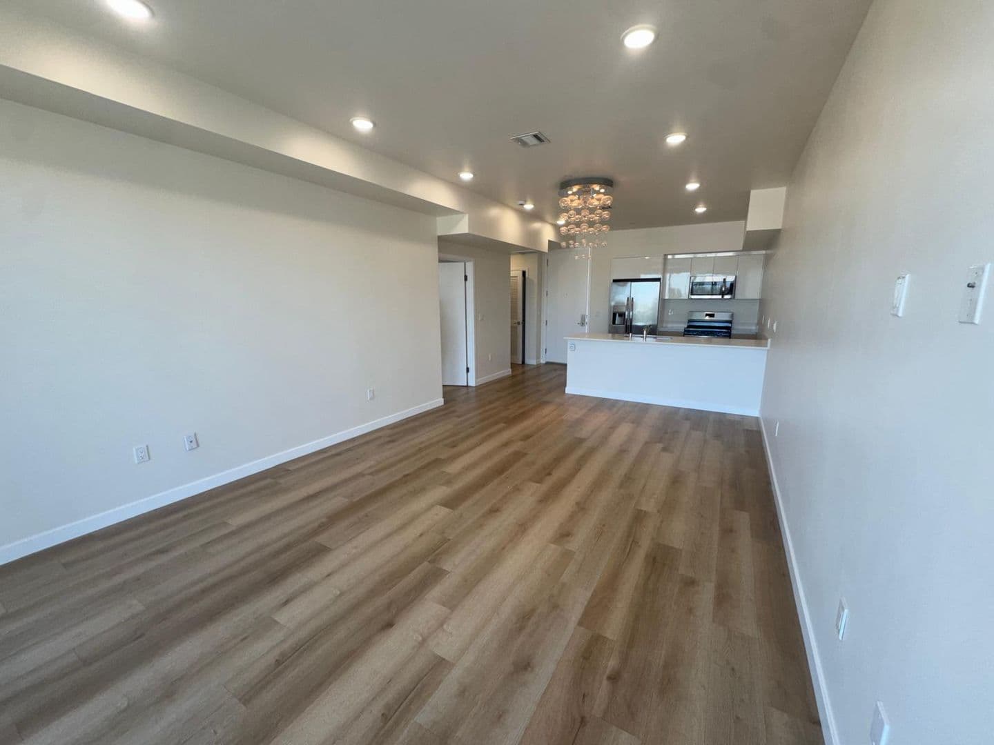 North Hollywood Apartment: 5252 Willowcrest Ave