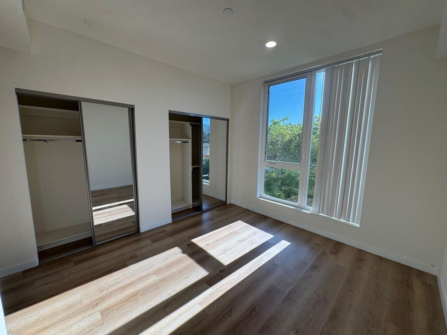 North Hollywood Apartment: 5252 Willowcrest Ave