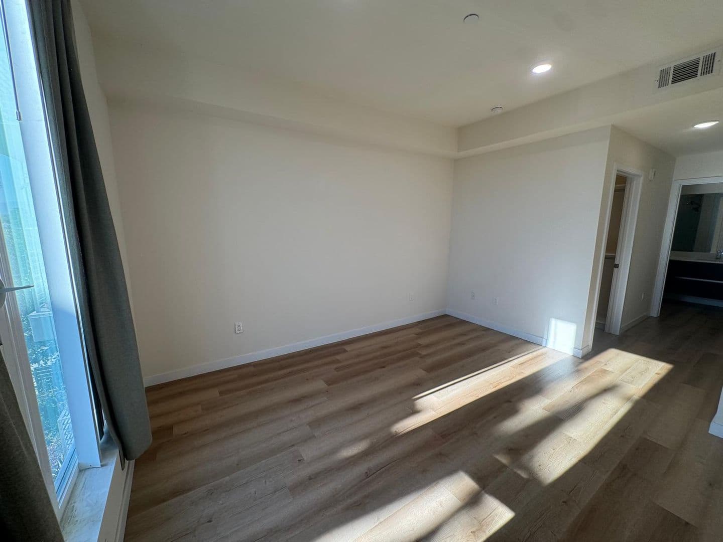 North Hollywood Apartment: 5252 Willowcrest Ave