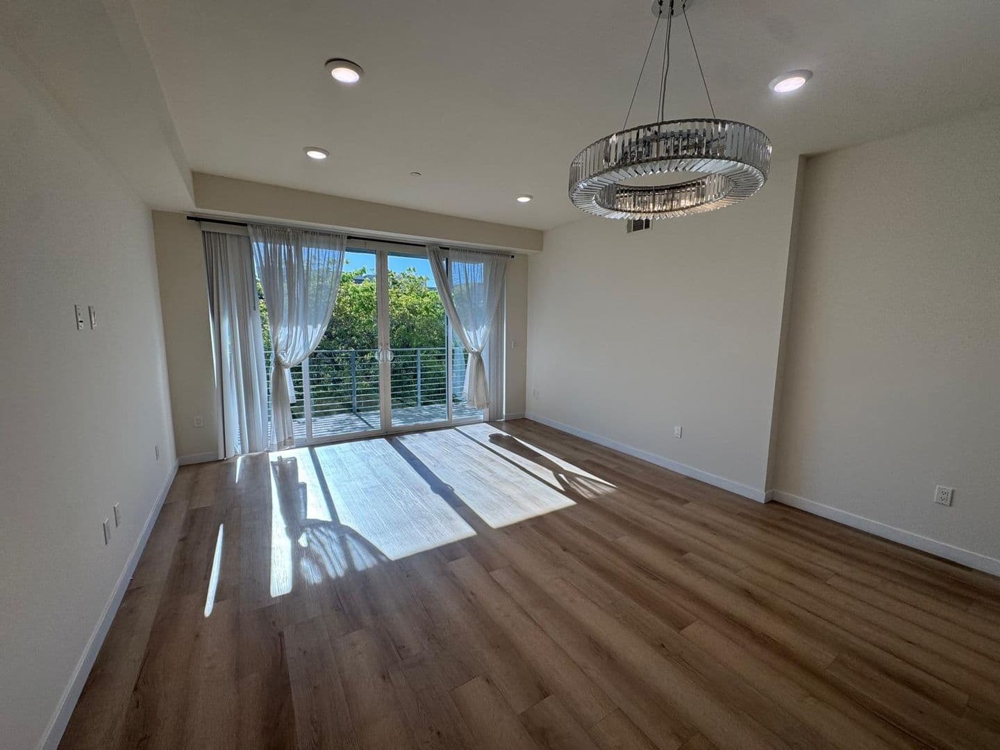 North Hollywood Apartment: 5252 Willowcrest Ave