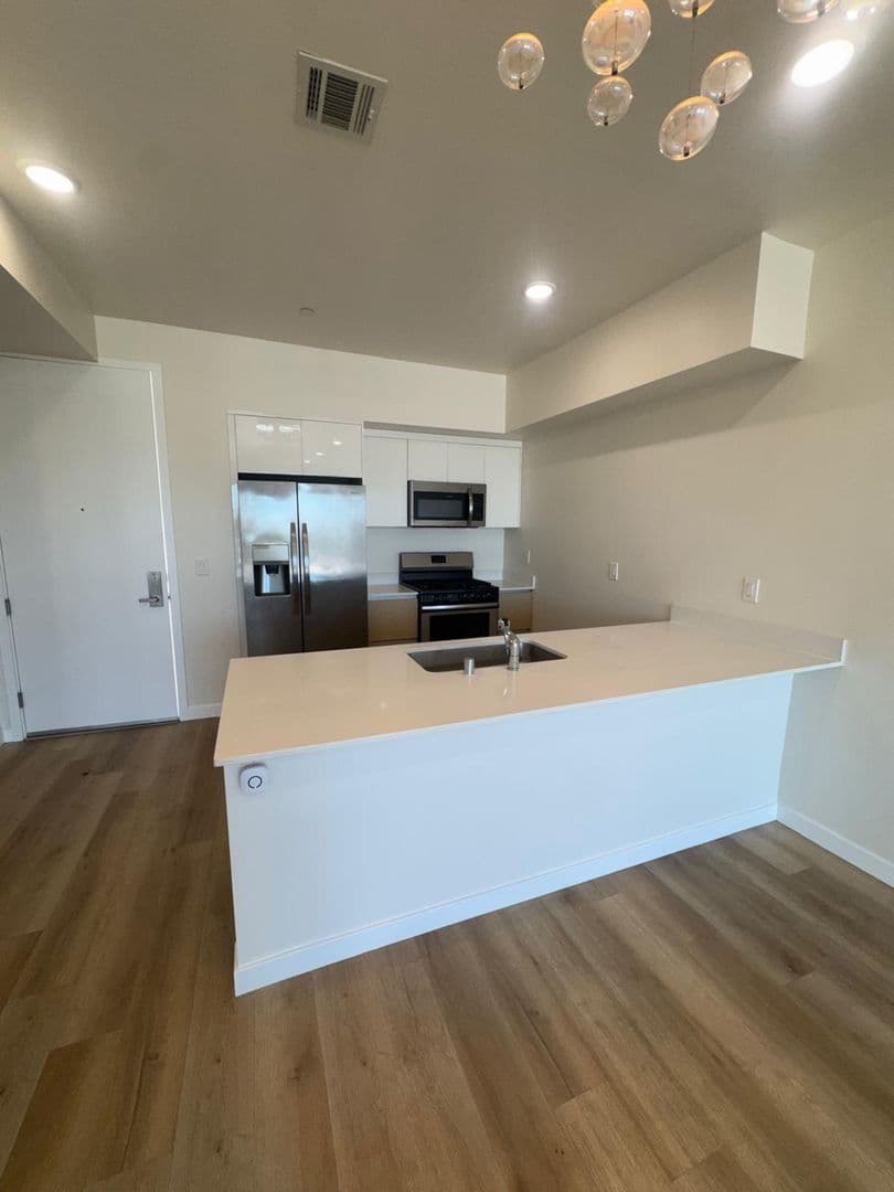 North Hollywood Apartment: 5252 Willowcrest Ave
