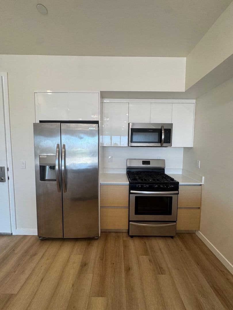 North Hollywood Apartment: 5252 Willowcrest Ave