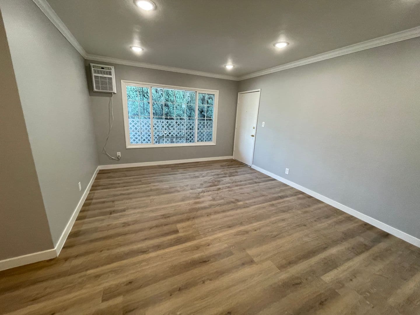 Los Angeles Apartment: 5853 Lexington Ave.