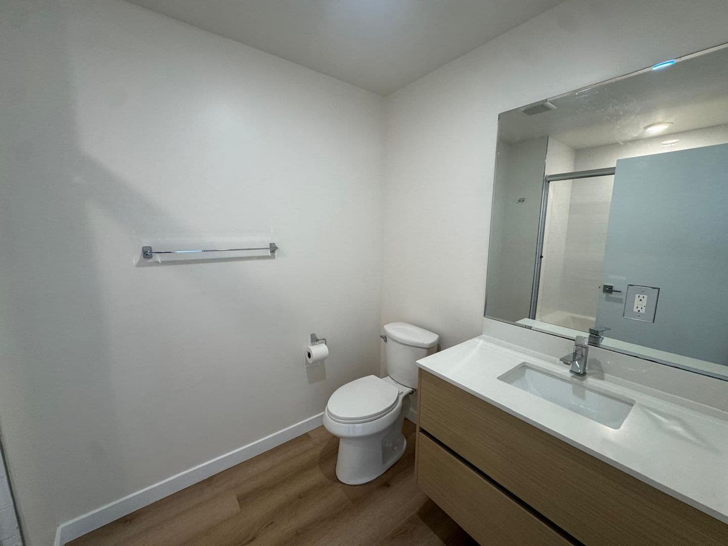 North Hollywood Apartment: 5252 Willowcrest Ave