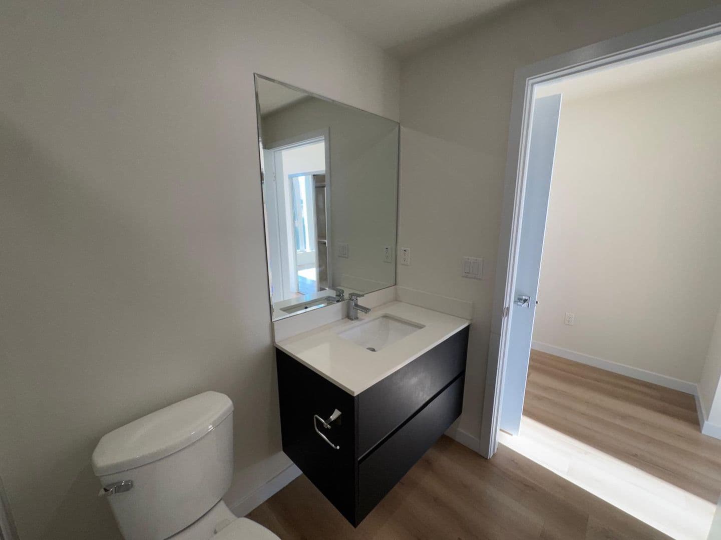 North Hollywood Apartment: 5252 Willowcrest Ave