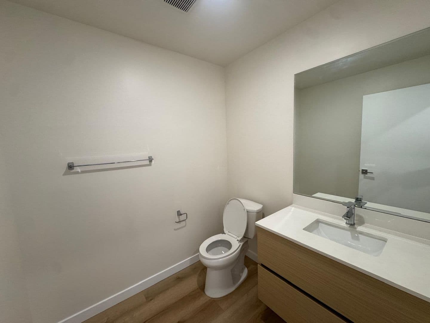 North Hollywood Apartment: 5252 Willowcrest Ave