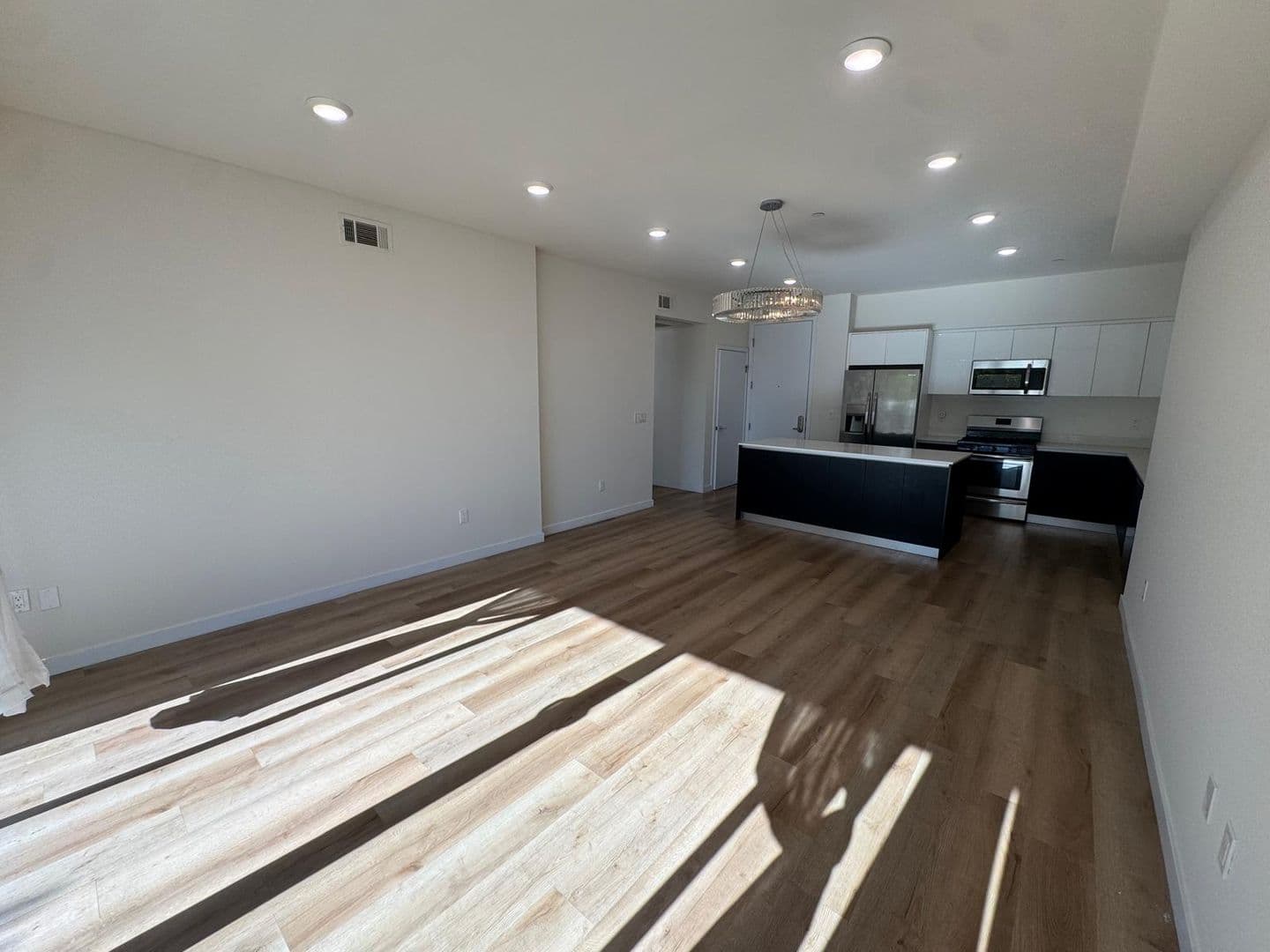 North Hollywood Apartment: 5252 Willowcrest Ave