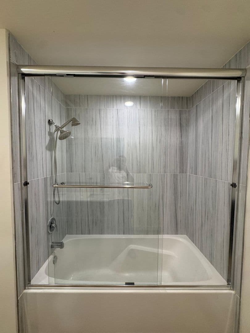 North Hollywood Apartment: 5252 Willowcrest Ave