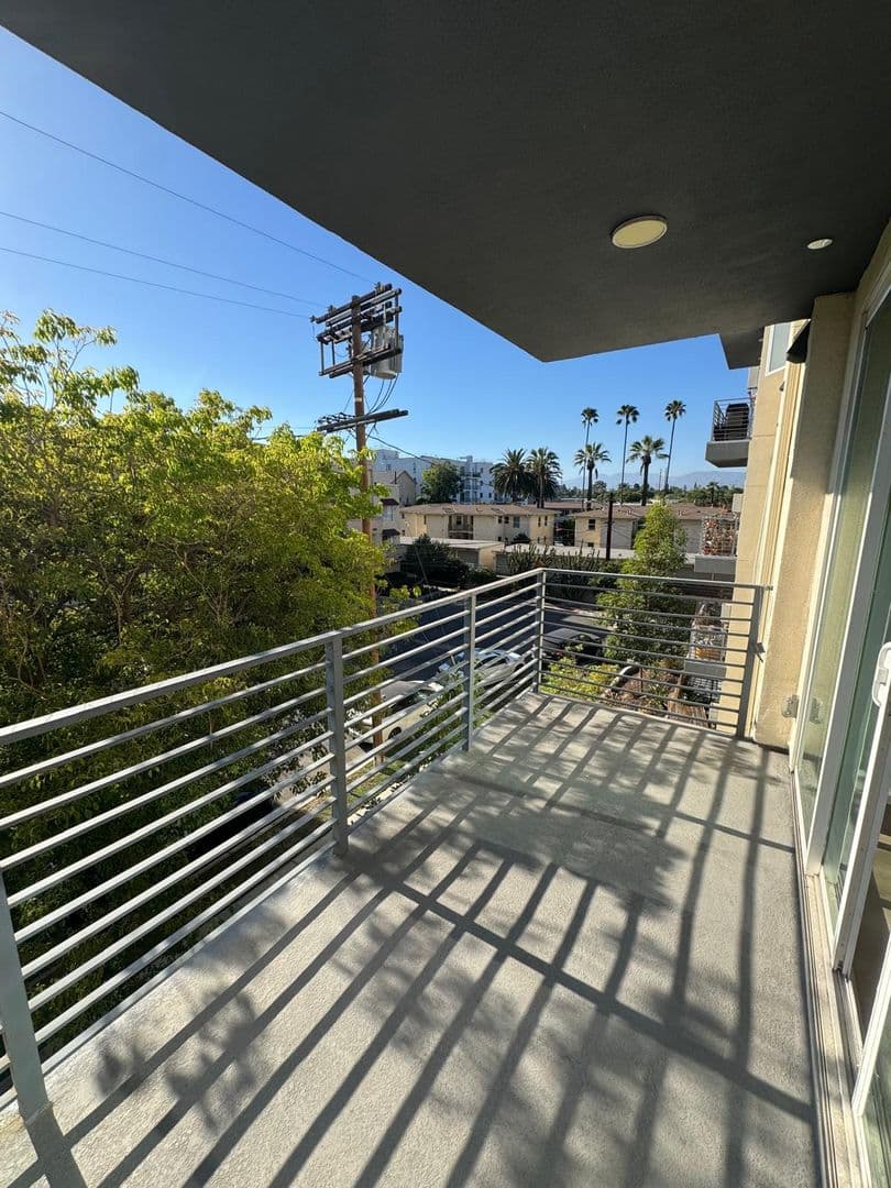 North Hollywood Apartment: 5252 Willowcrest Ave