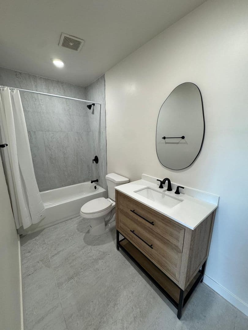 Los angeles Apartment: 927 S. Westmoreland Ave.