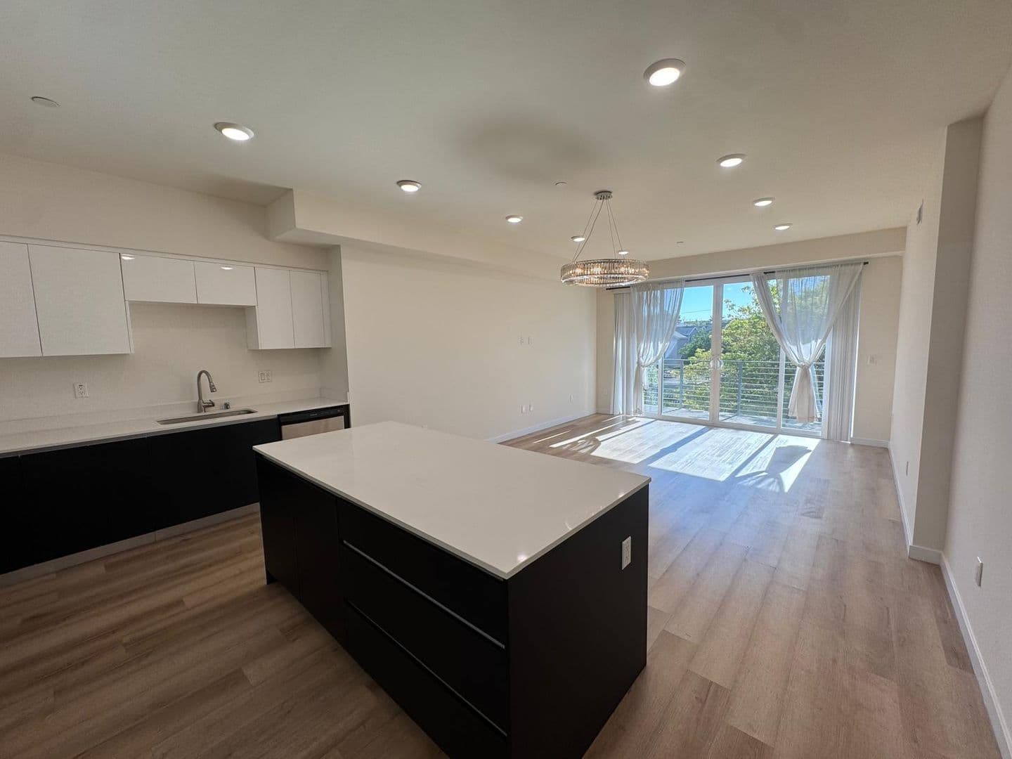 North Hollywood Apartment: 5252 Willowcrest Ave