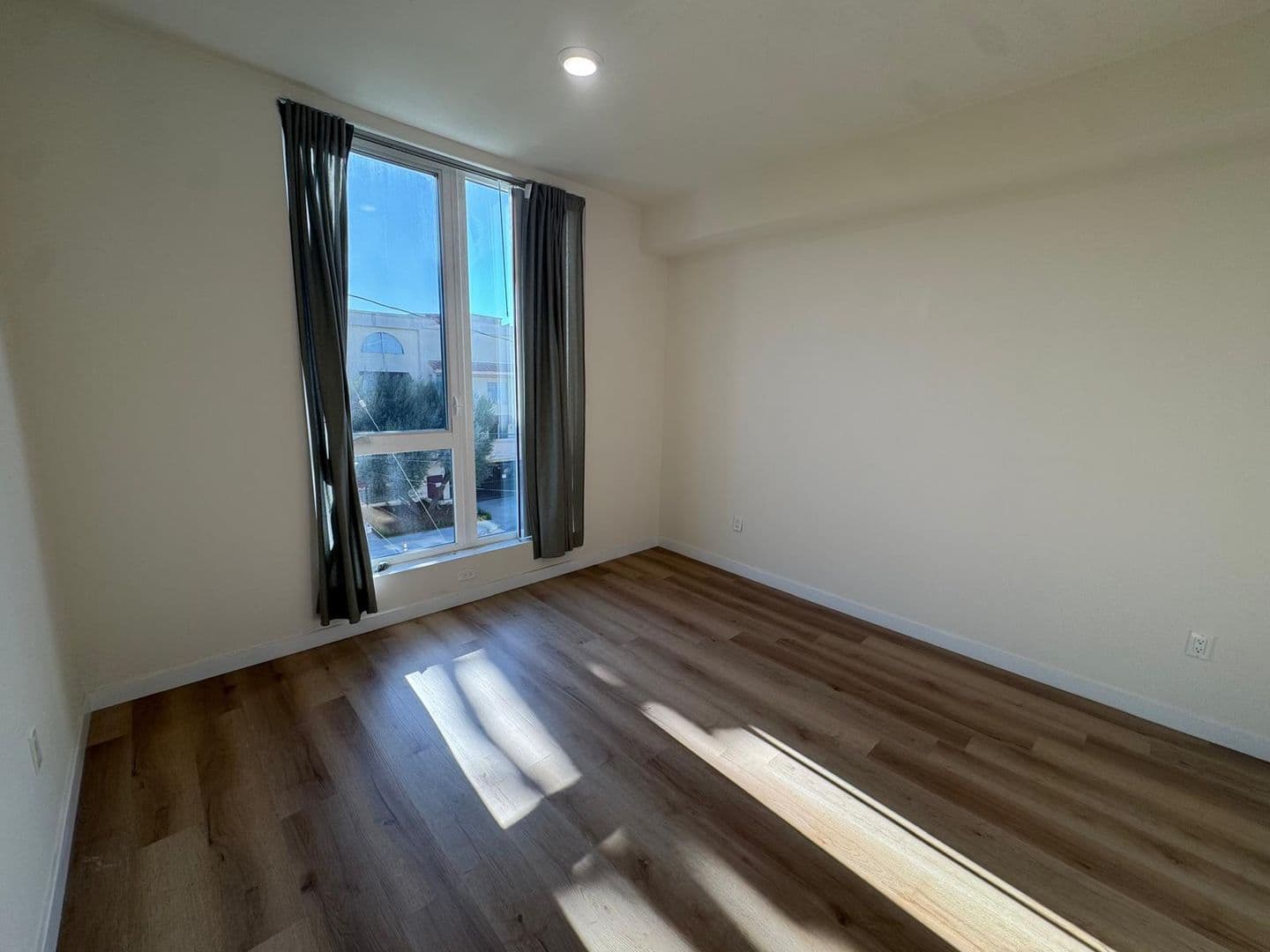 North Hollywood Apartment: 5252 Willowcrest Ave