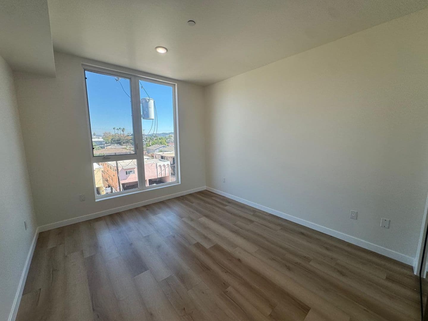 North Hollywood Apartment: 5252 Willowcrest Ave