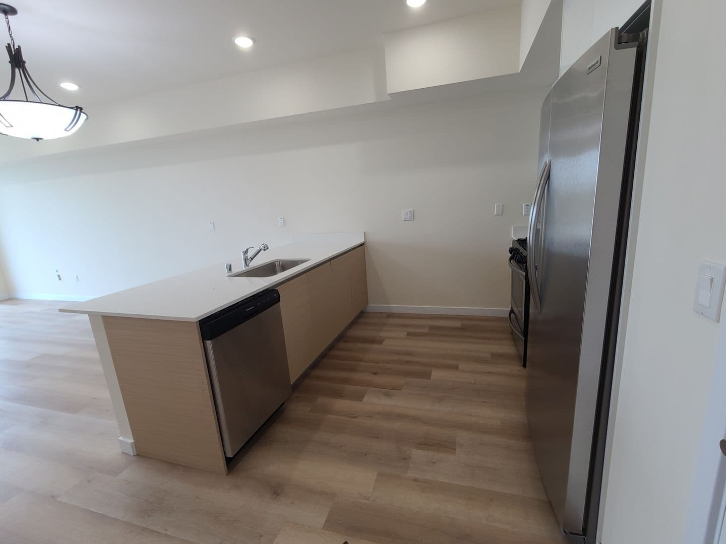 North Hollywood Apartment: 5252 Willowcrest Ave
