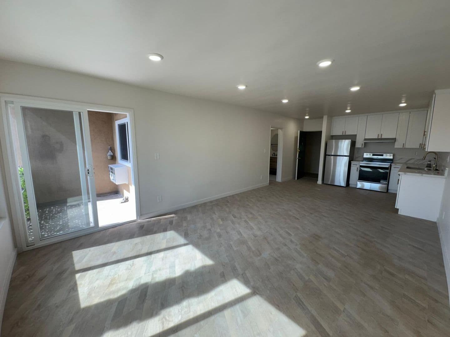 Los angeles Apartment: 927 S. Westmoreland Ave.