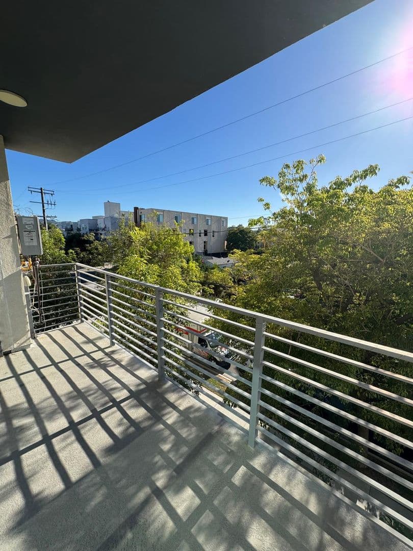 North Hollywood Apartment: 5252 Willowcrest Ave
