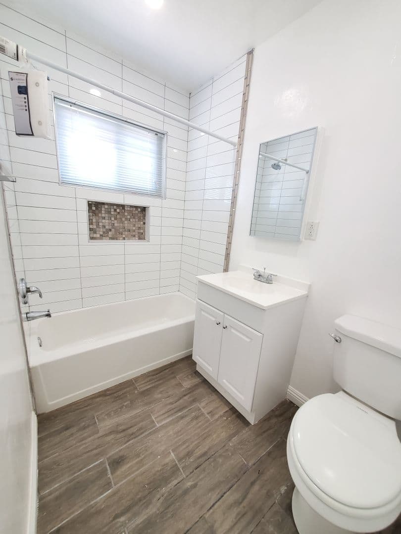 North Hollywood Apartment: 11416 Miranda St.