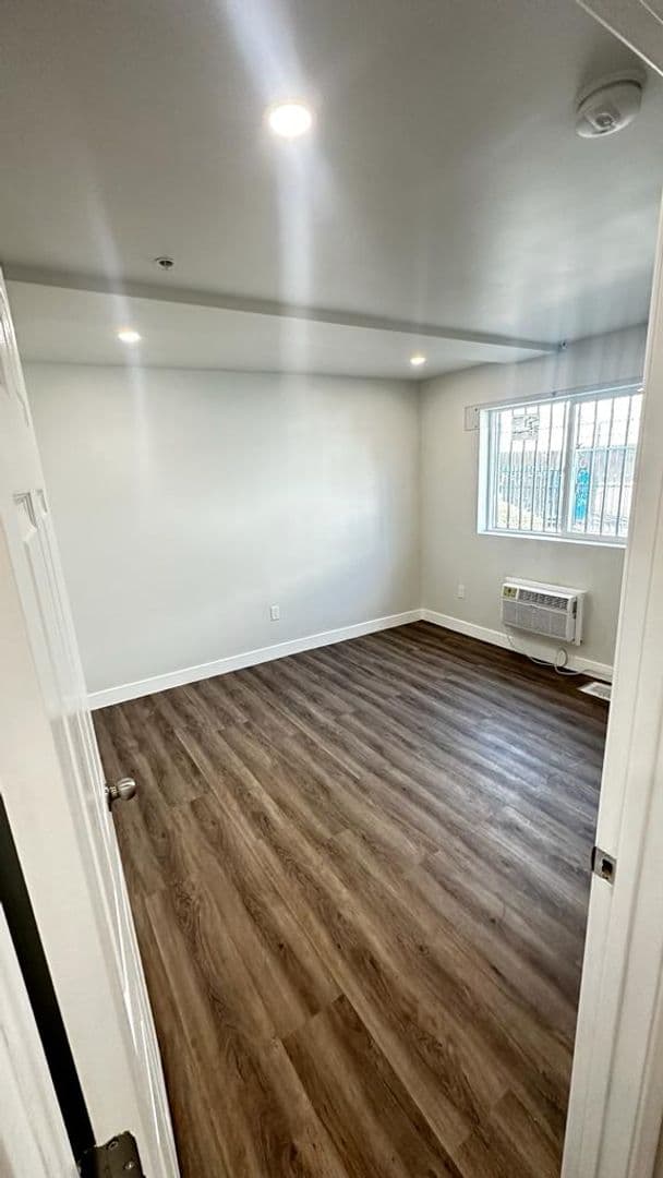 Panorama City Apartment: 8616 Willis Ave.