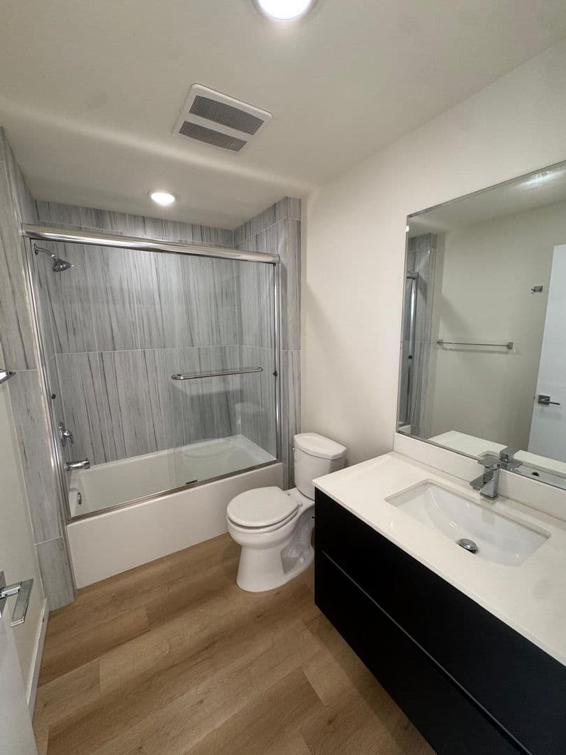 North Hollywood Apartment: 5252 Willowcrest Ave