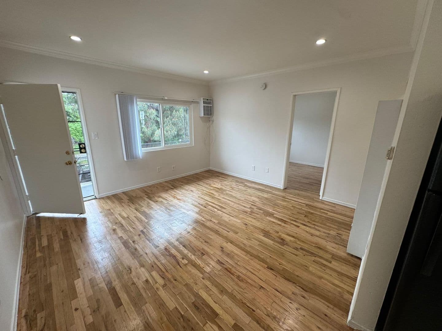Los Angeles Apartment: 3025 Perlita Ave.