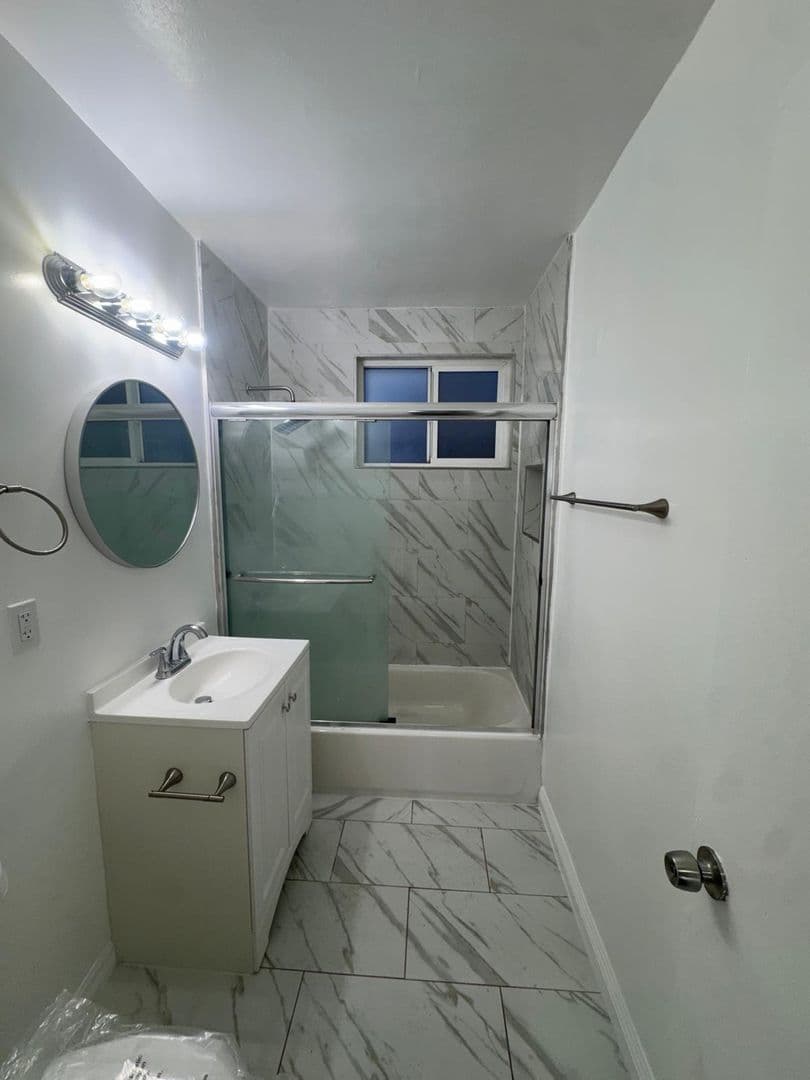 Los Angeles Apartment: 401-407  Union Dr.