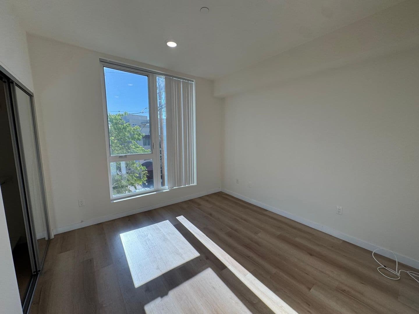 North Hollywood Apartment: 5252 Willowcrest Ave