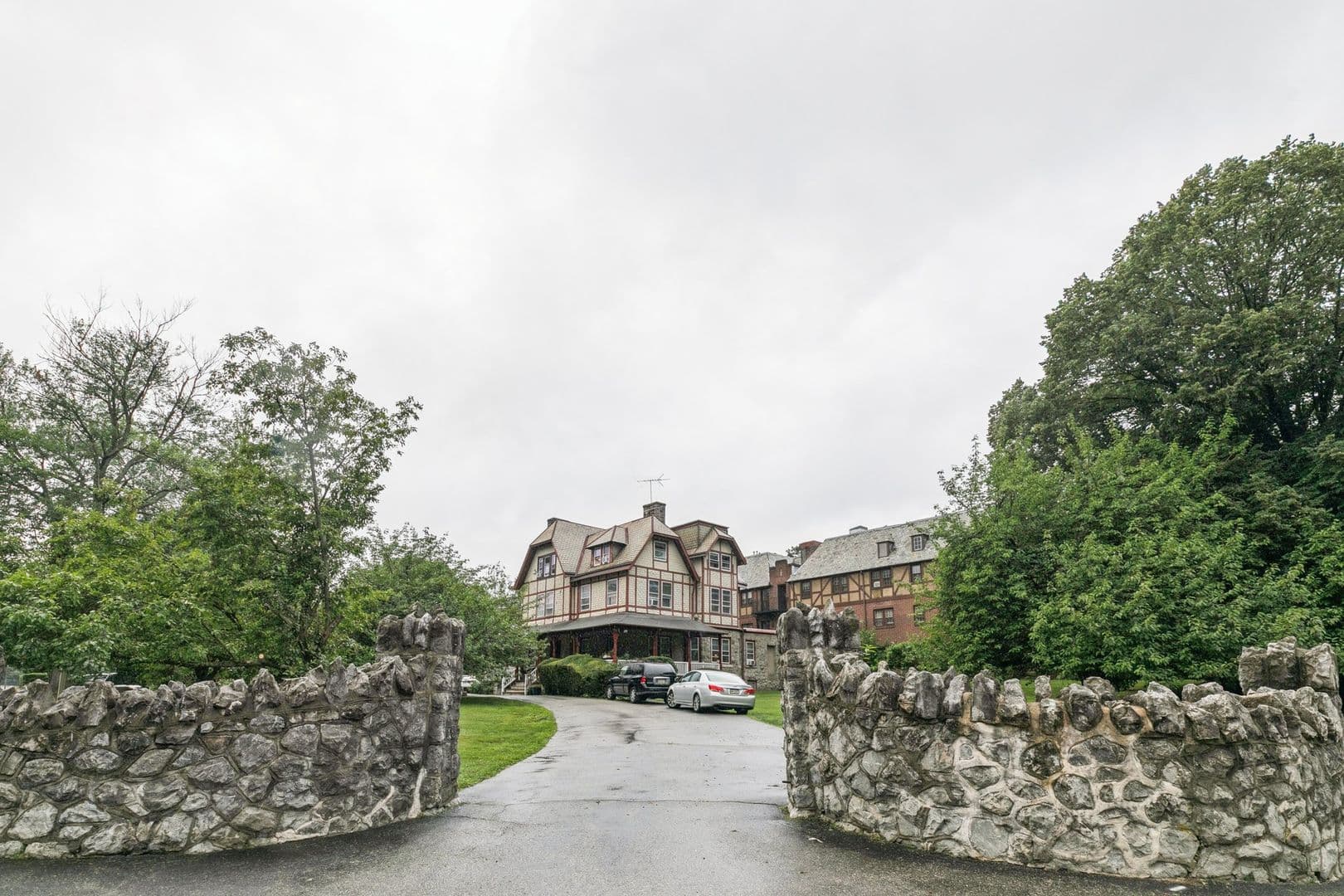 Ardmore Condo: 126 Argyle Rd