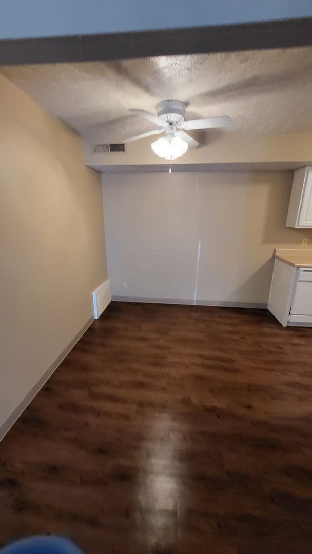 La Vista Apartment: 8500 Granville Parkway