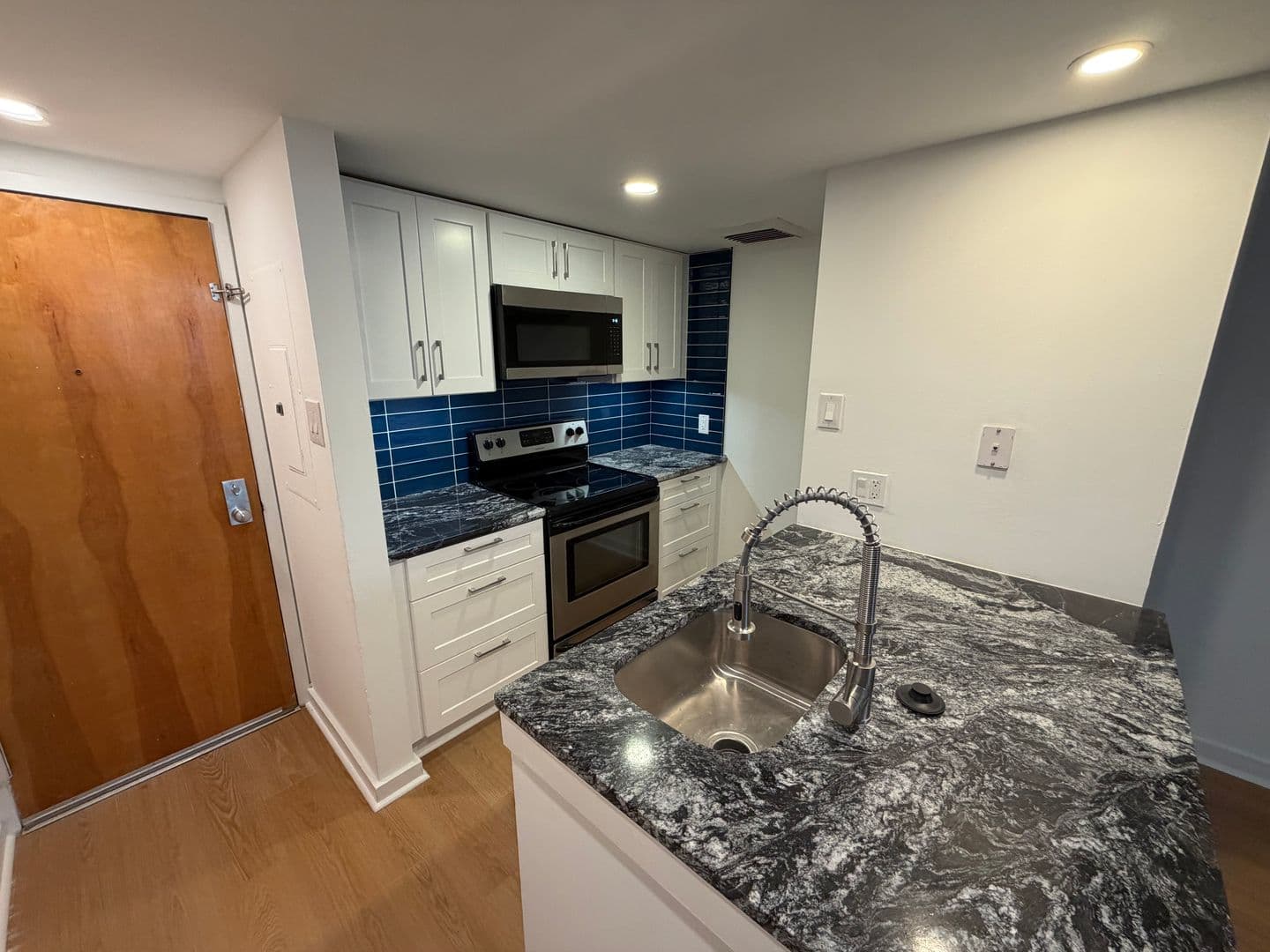 Philadelphia Apartment: 237 Chestnut Street - 1-203