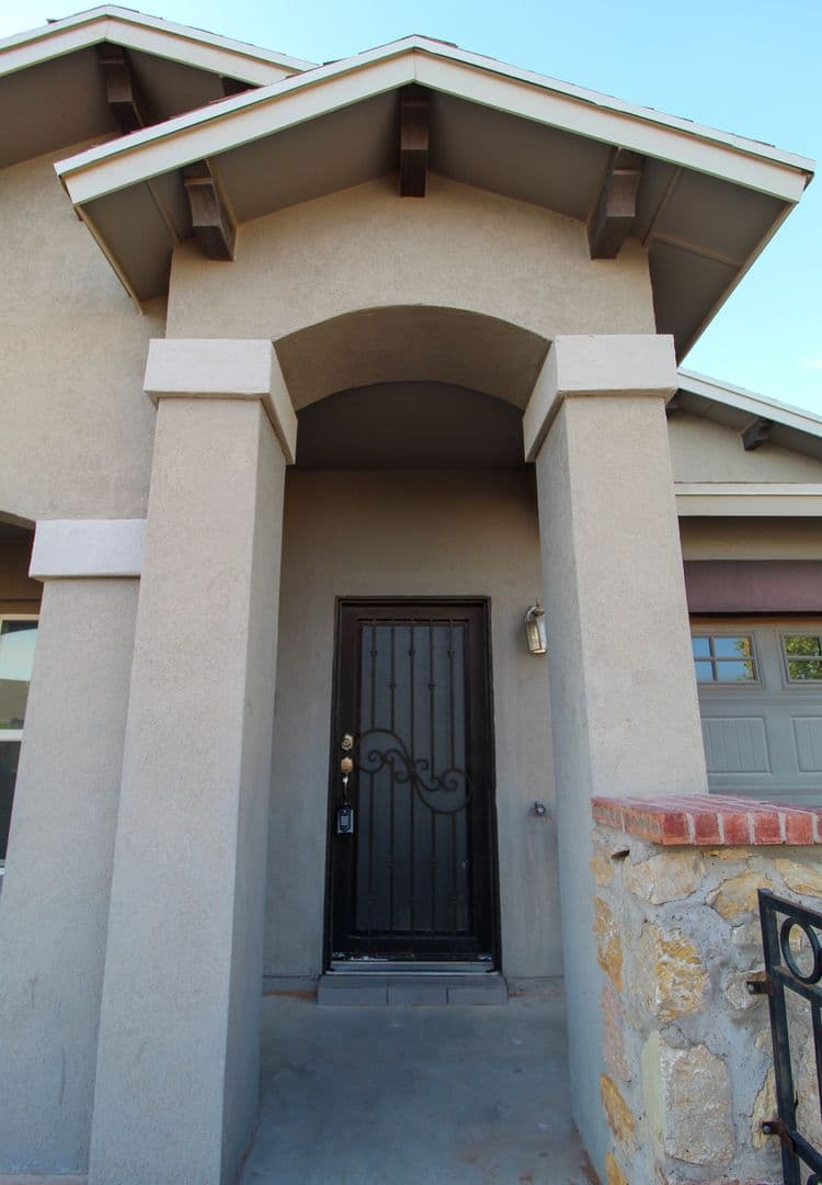 El Paso House: 12741 Tre Maximiliano Ave.