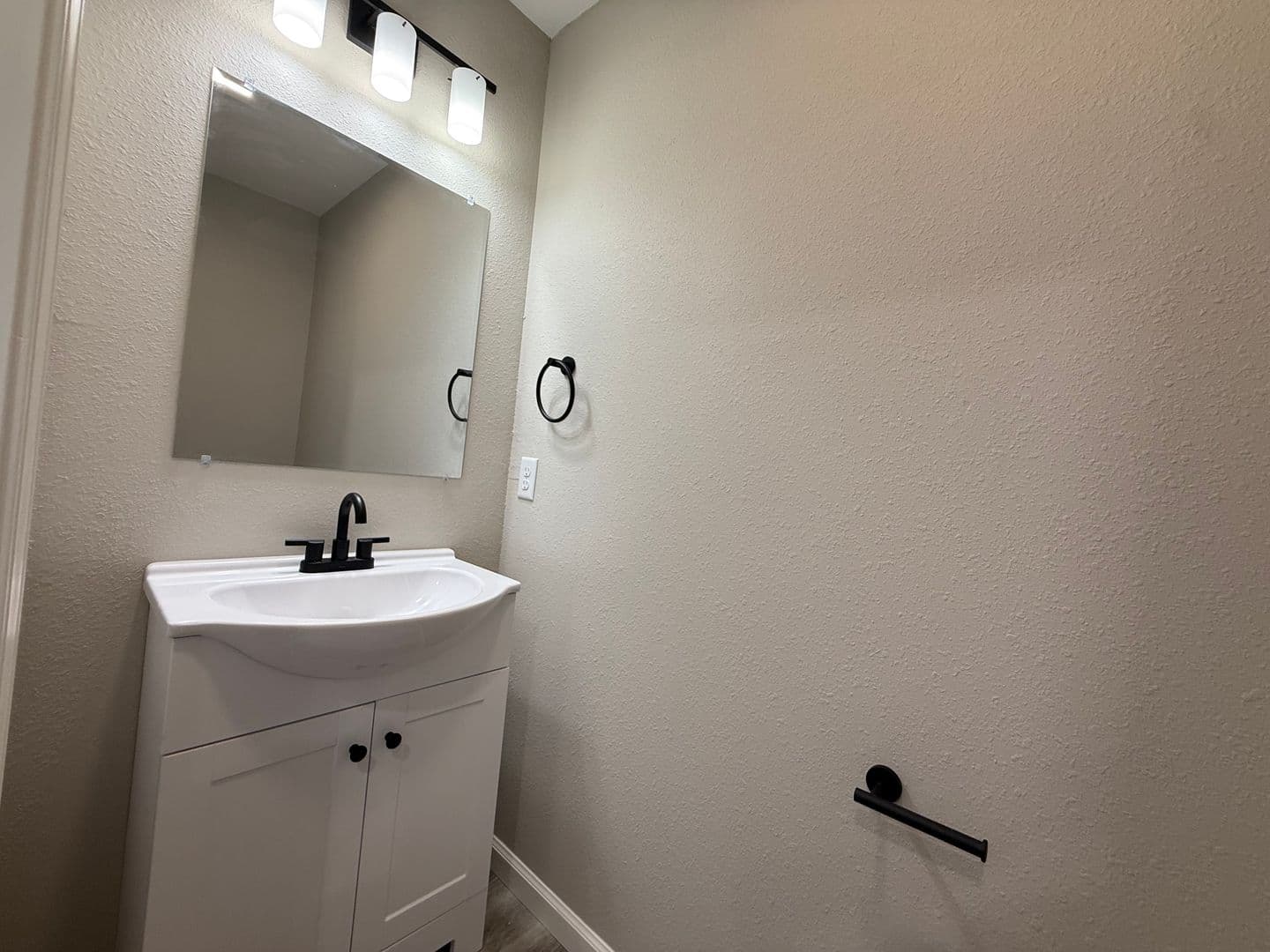 Washington Apartment: 2549 E. 5th Street