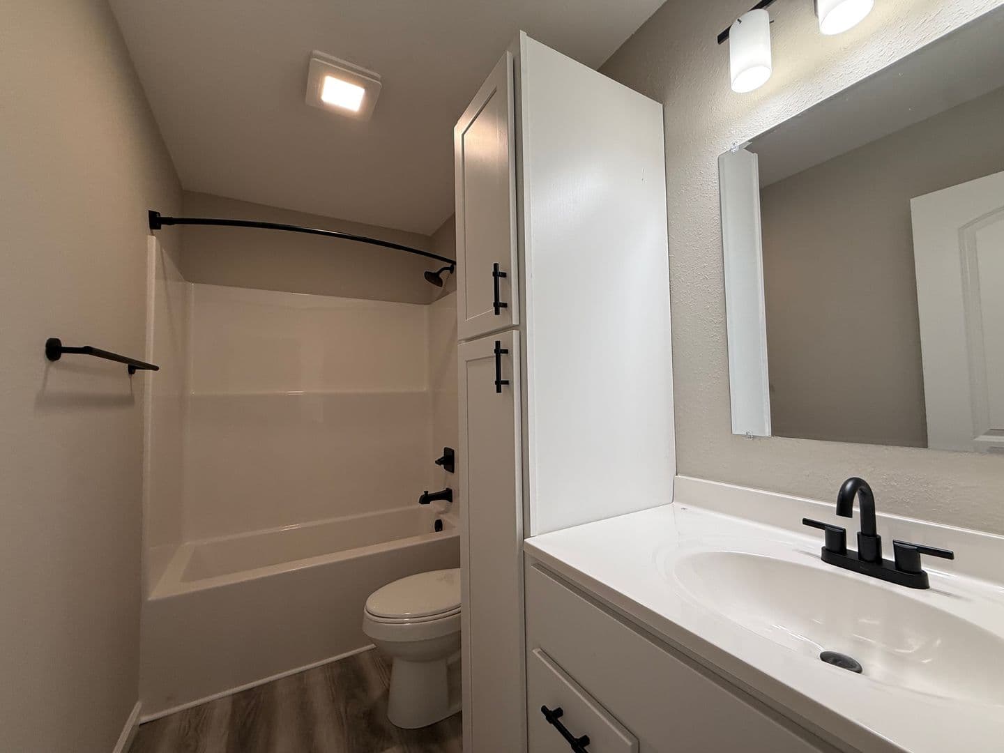 Washington Apartment: 2549 E. 5th Street