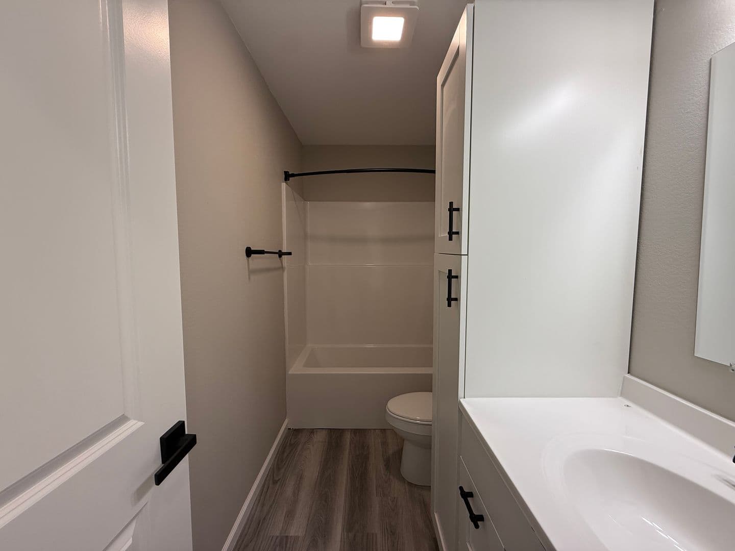 Washington Apartment: 2549 E. 5th Street