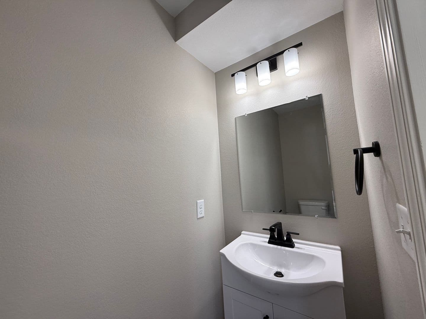 Washington Apartment: 2549 E. 5th Street