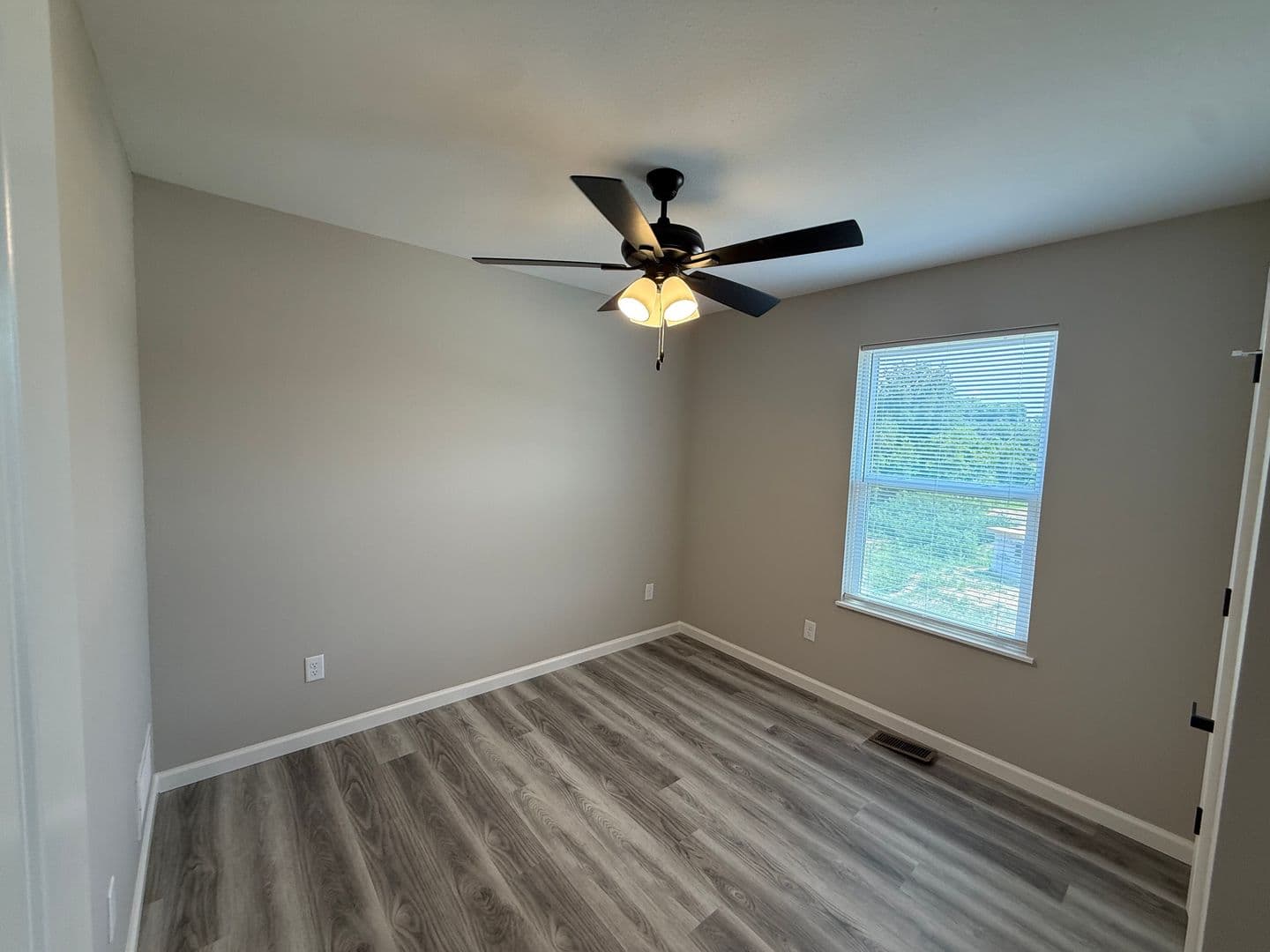 Washington Apartment: 2549 E. 5th Street