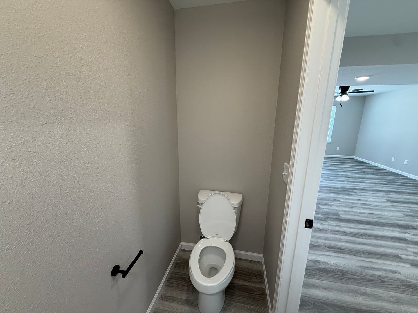 Washington Apartment: 2549 E. 5th Street