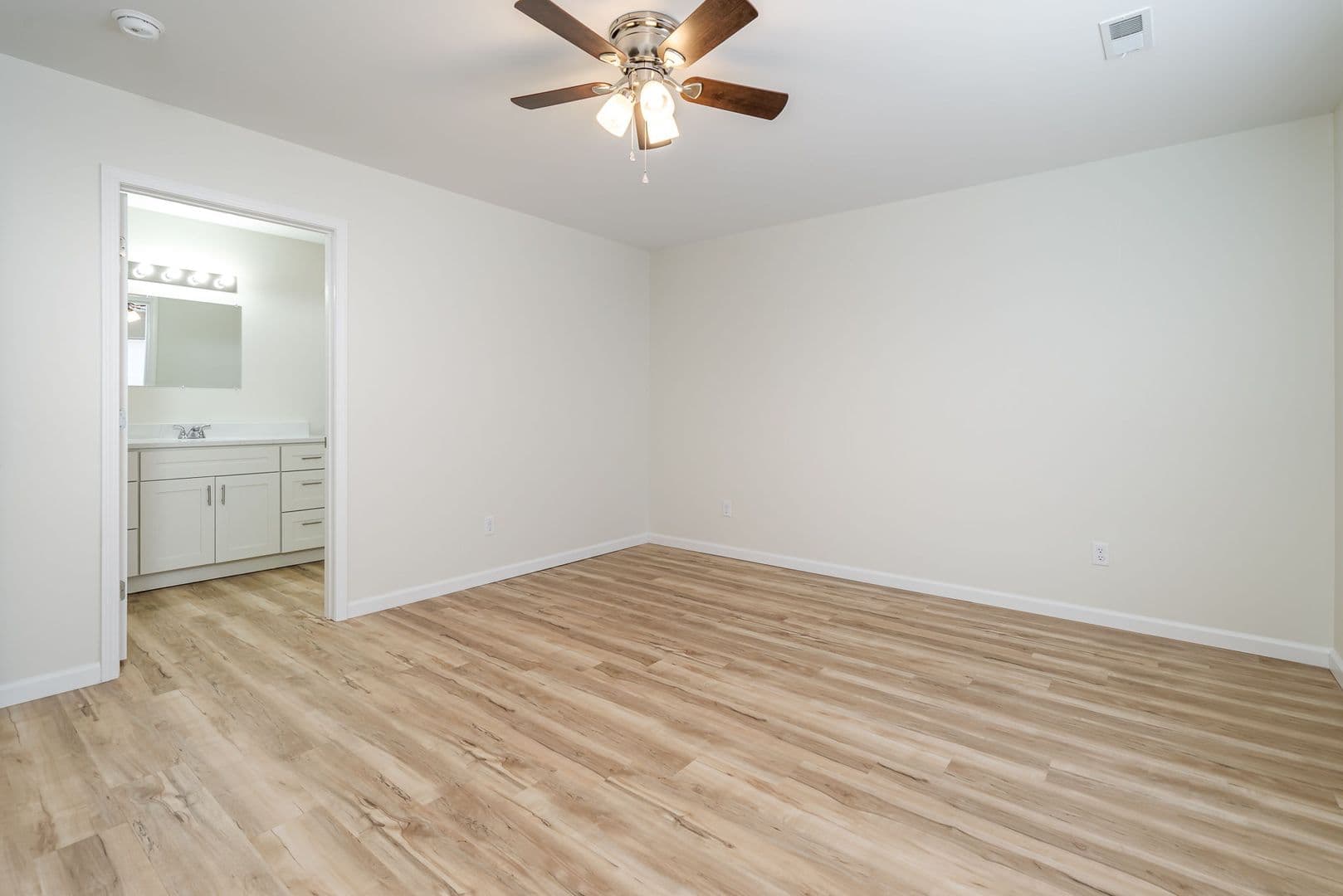 Farmington Apartment: 100 Roper Loop