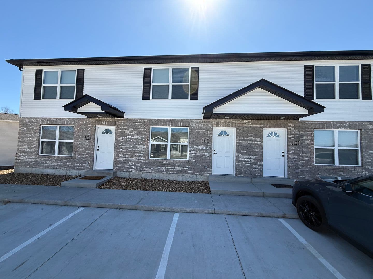 Washington Apartment: 2549 E. 5th Street
