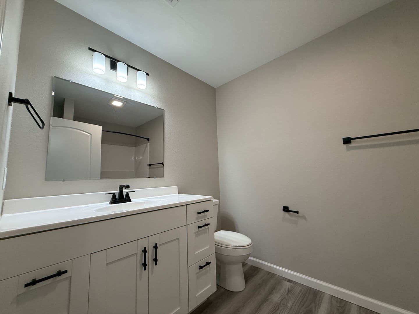 Washington Apartment: 2549 E. 5th Street