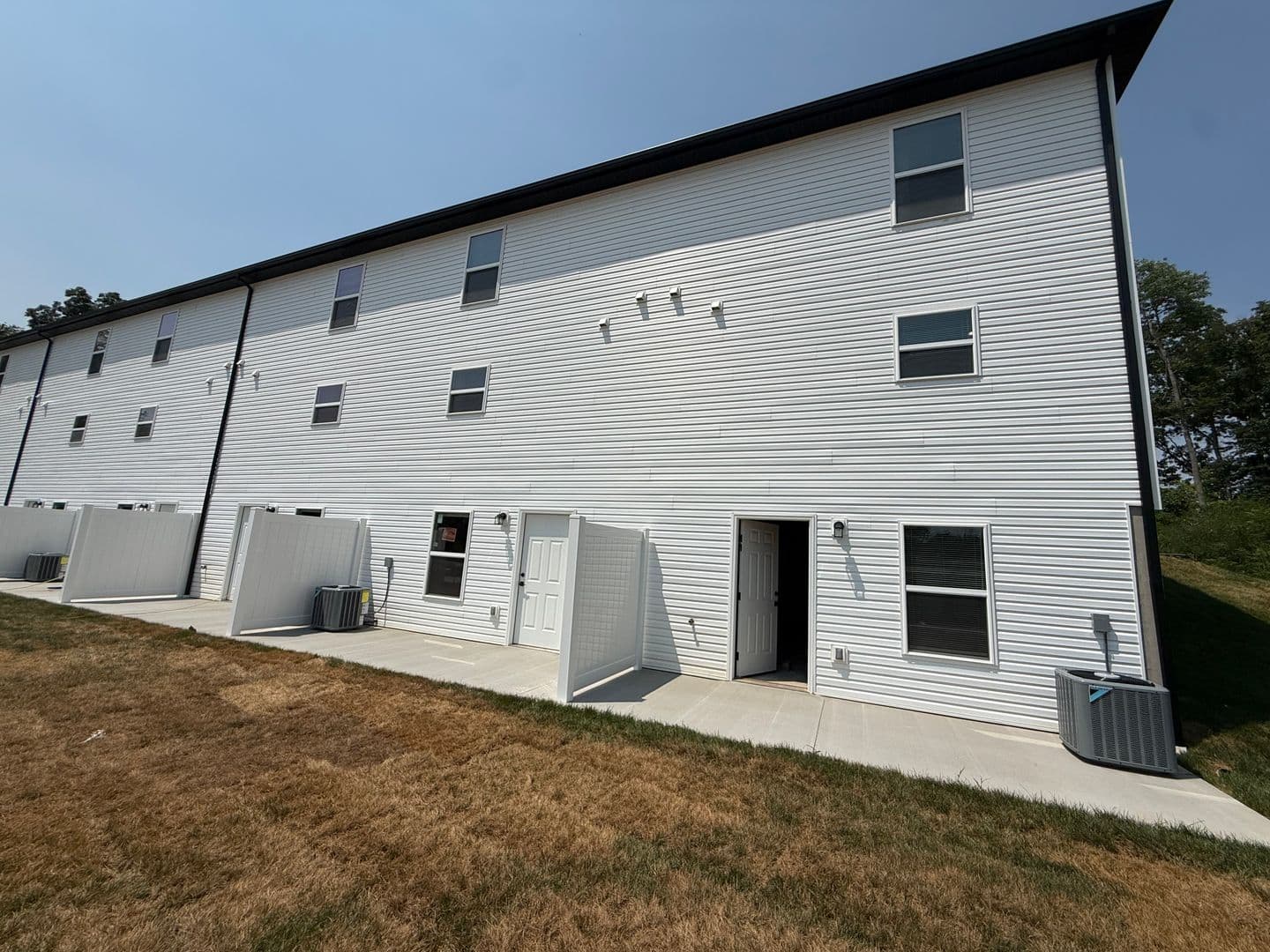Washington Apartment: 2549 E. 5th Street