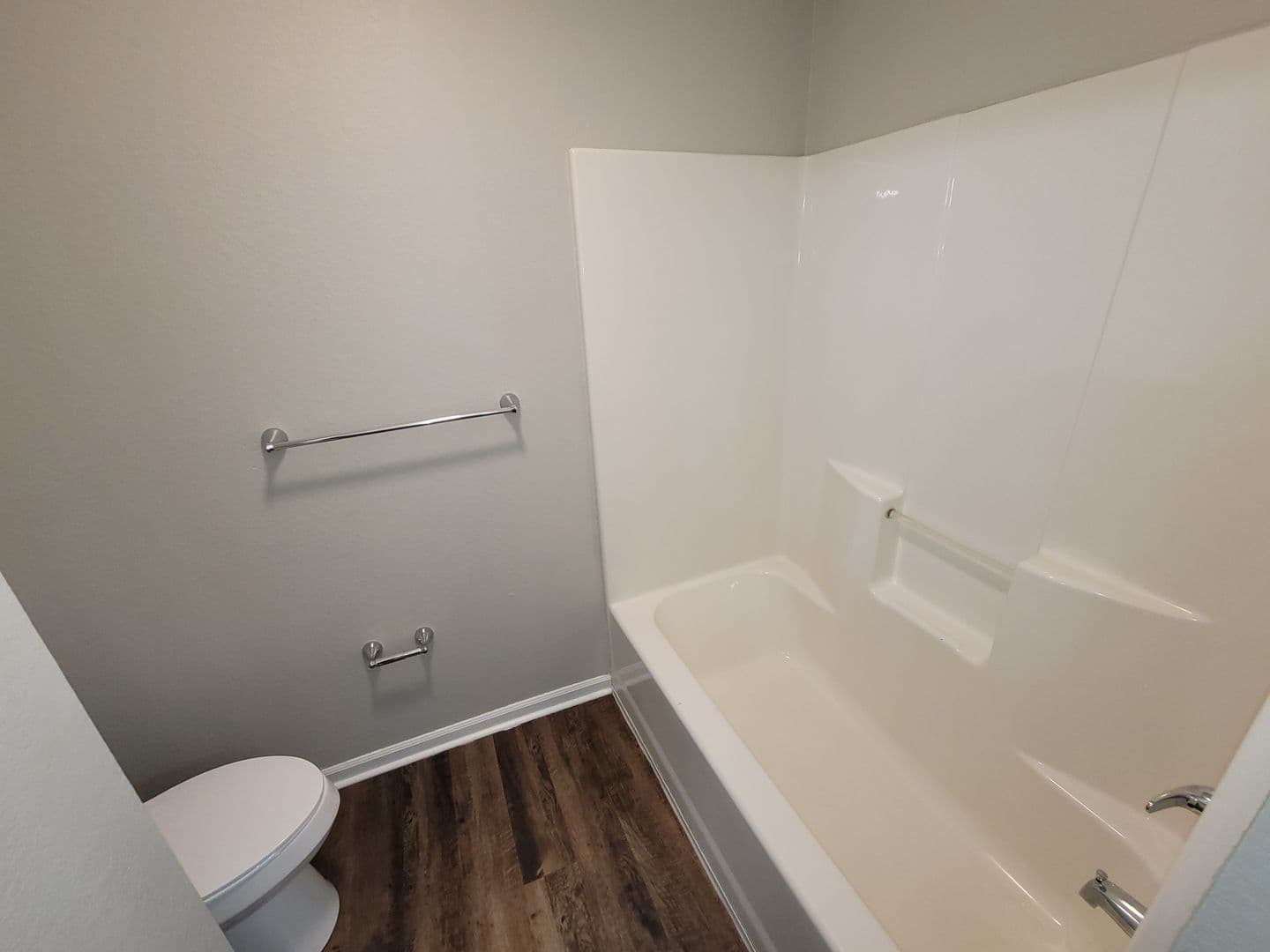 Warrenton Apartment: 1044 Hawthorne Village Drive